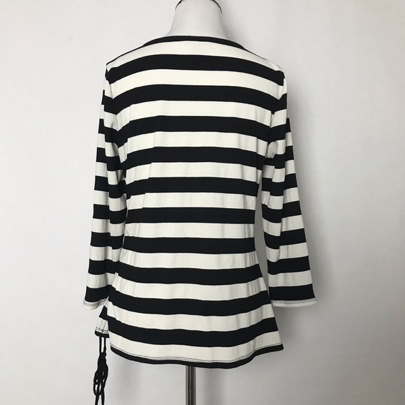 🎁 Vince Camuto Black White Stripes Women’s Size Medium Top - Picture 4 of 5